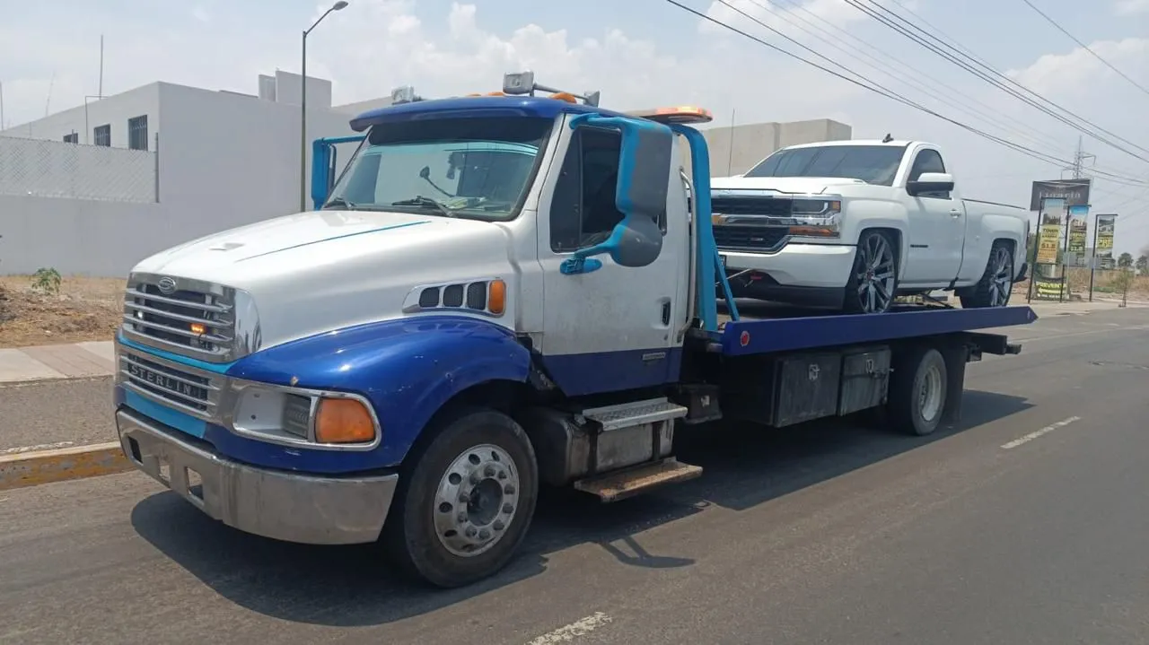 Grúa de plataforma GEGSA trasladando vehículo